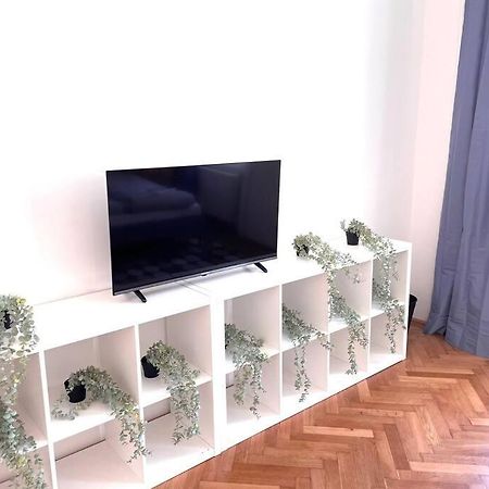 וינה Brand New Spacious & Stylish Aptmt In City-Centre מראה חיצוני תמונה