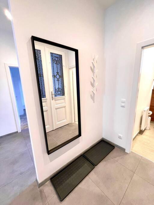 וינה Brand New Spacious & Stylish Aptmt In City-Centre מראה חיצוני תמונה