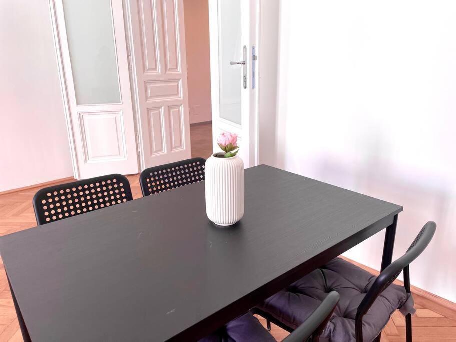 וינה Brand New Spacious & Stylish Aptmt In City-Centre מראה חיצוני תמונה
