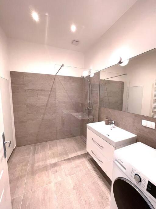 וינה Brand New Spacious & Stylish Aptmt In City-Centre מראה חיצוני תמונה