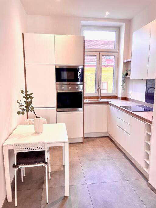 וינה Brand New Spacious & Stylish Aptmt In City-Centre מראה חיצוני תמונה