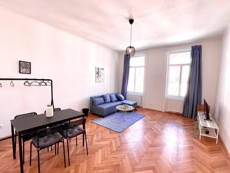 וינה Brand New Spacious & Stylish Aptmt In City-Centre מראה חיצוני תמונה